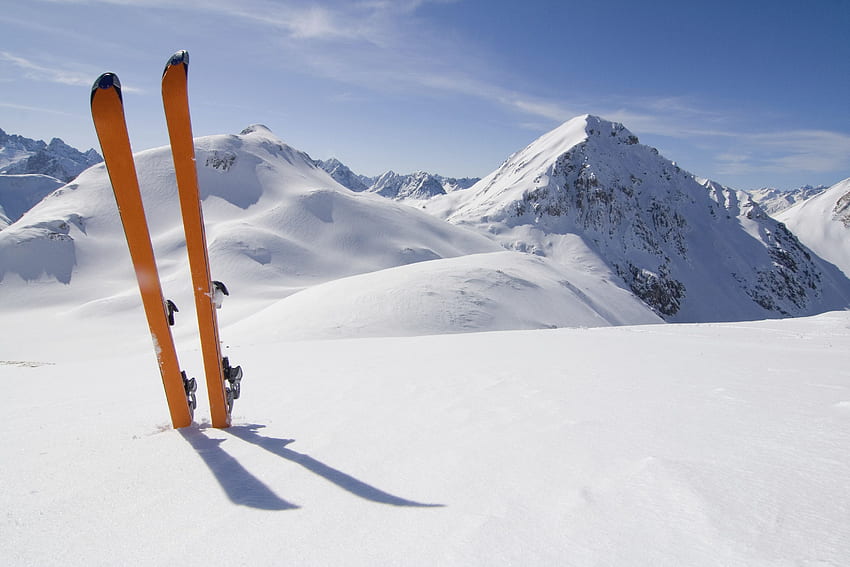 雪の中のオレンジ色のスキー - 冬の風景。 いろいろなスポーツ。 iPad および iPhone ワイドスクリーン用。 スキー ツーリング、スキーの目的地、スキー、ニューハンプシャーの冬 高画質の壁紙