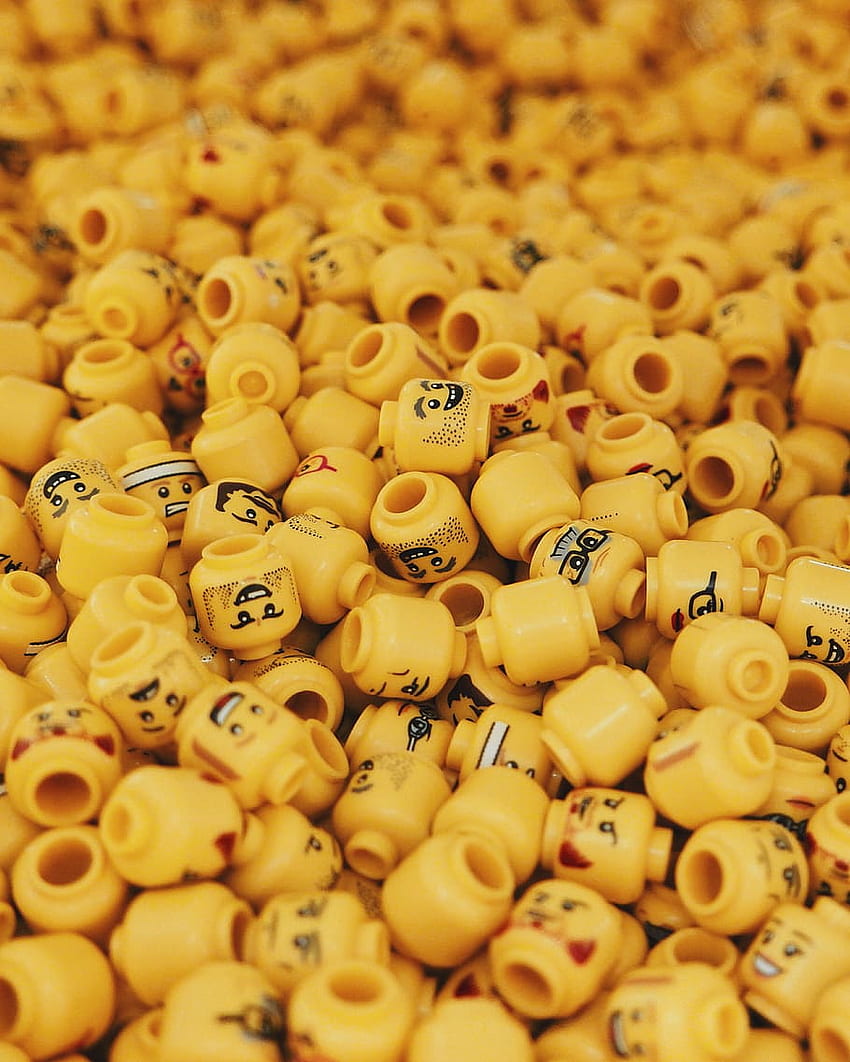 : лот за глава на минифигурка, жълти играчки за глава от Лего, пластмаса, храна, голяма група от предмети HD тапет за телефон