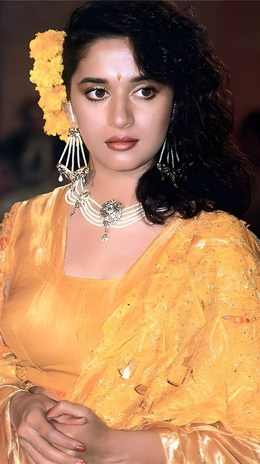 Madhuri Dixit, attrice di Bollywood, bellezza saree Sfondo del telefono HD