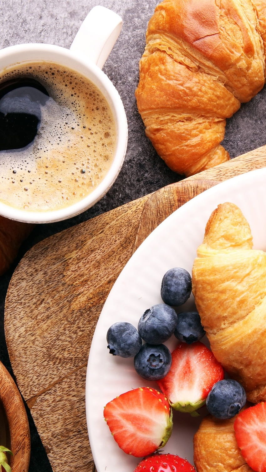 Desayuno, café, fresa, arándanos, croissant fondo de pantalla del teléfono