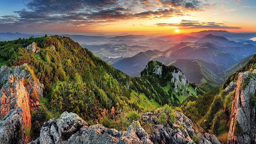 Górska dolina o wschodzie słońca, Słowacja, skały, Europa, góra, wschód słońca, lato, dolina, chmury, widok, niebo, zachód słońca Tapeta HD