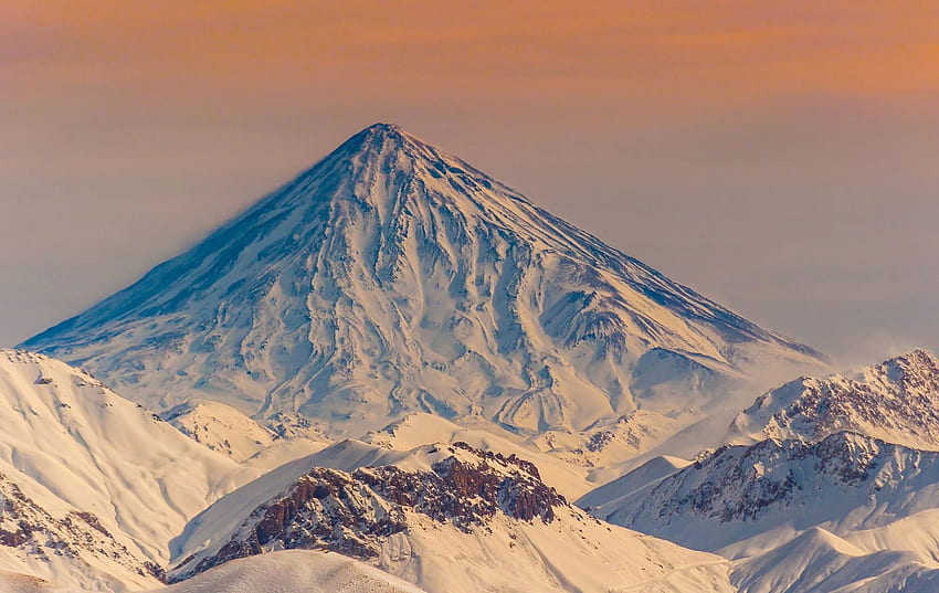 Планината Дамаванд: Най-високият връх в Близкия изток (Иран) [2000×1263] от Володимир Искра. Пътуване в Иран, графика на планински пейзаж, съвети за графика на пейзаж HD тапет