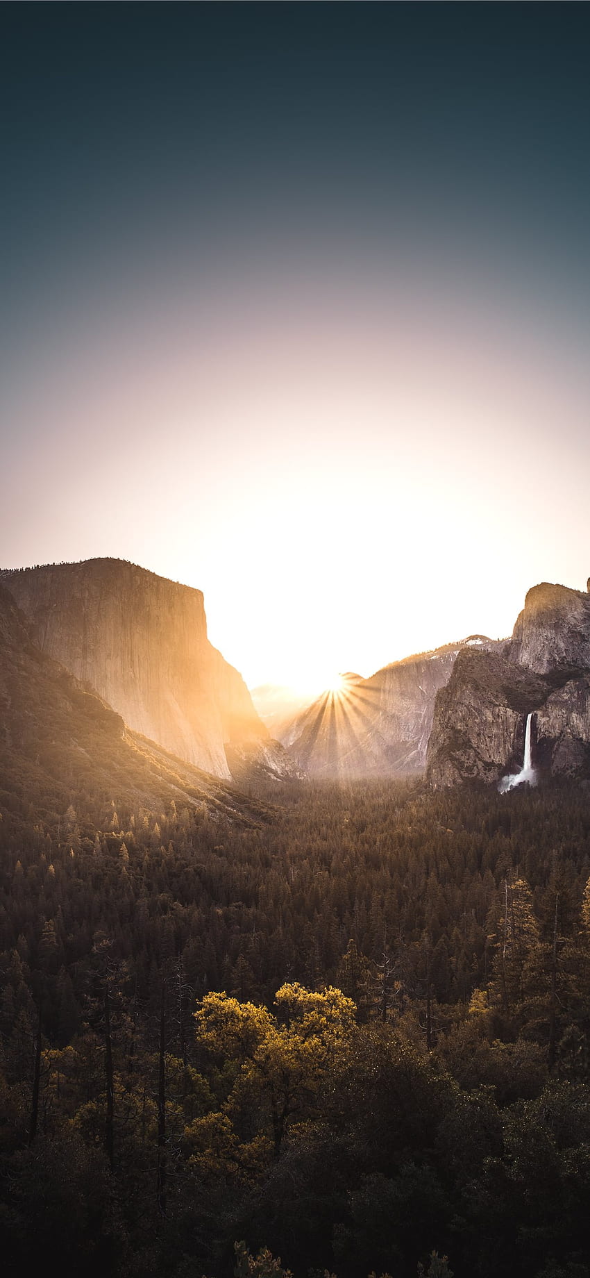 montagna grigia circondata da alberi durante l'alba iPhone X, Sunrise Mountains Sfondo del telefono HD