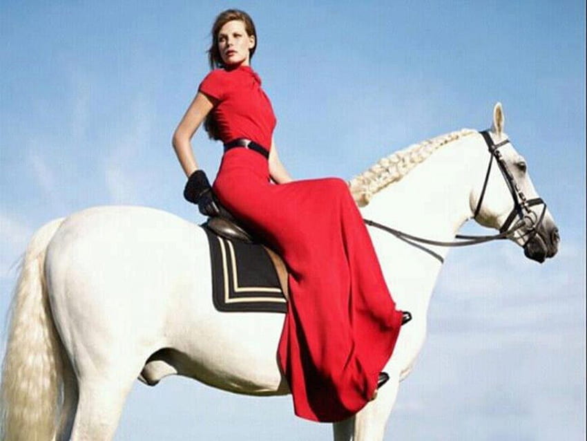 Wanita cantik duduk di atas kuda, duduk, sarung tangan hitam, menunggang kuda, Wanita cantik, kuda putih, gaun merah Wallpaper HD