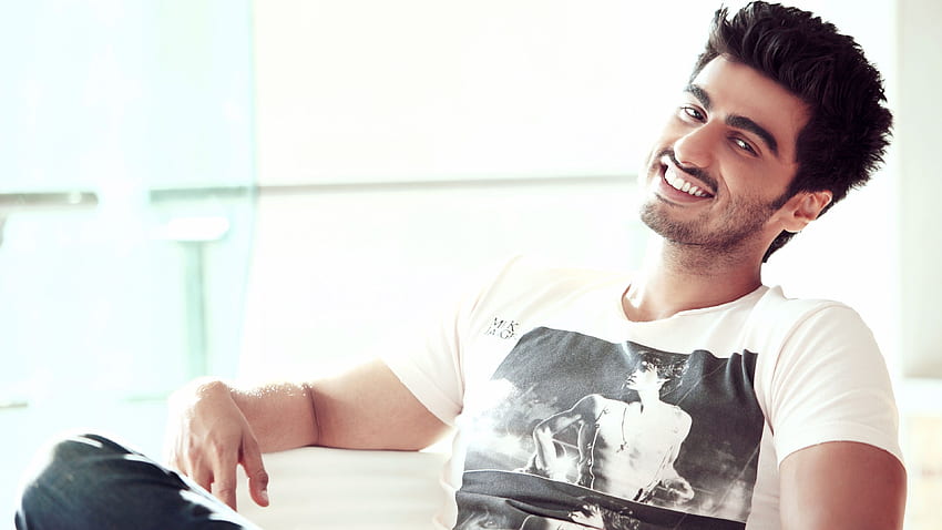 背景 Arjun Kapoor White T Shirt Smile Bollywood Actor, Bollywood Actors 高画質の壁紙
