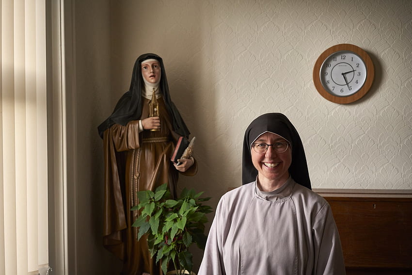 Some young Catholics shun modern life, embrace religion in U.K, Catholic Nun HD wallpaper