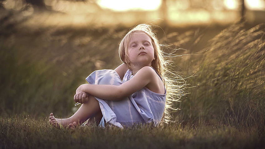 귀여운 소녀 흐림 Bokeh 배경 귀여운에 밝은 보라색 드레스를 입고 잔디에 앉아 눈을 감고 있다 HD 월페이퍼
