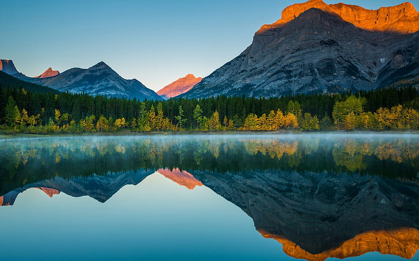 Berge spiegeln sich bei Sonnenuntergang im See wider Ultra, scharfer Sonnenuntergang HD-Hintergrundbild