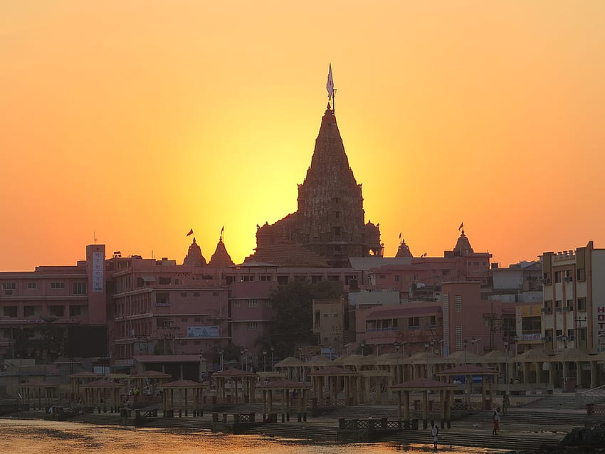 Divine Vibes & Melodious Chants at Shree Dwarkadhish Temple - Thrilling  Travel