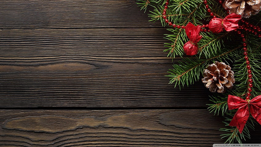 松の枝と円錐形の松を持つダークウッドのテーブル。 クリスマス、ダークレッドクリスマス 高画質の壁紙
