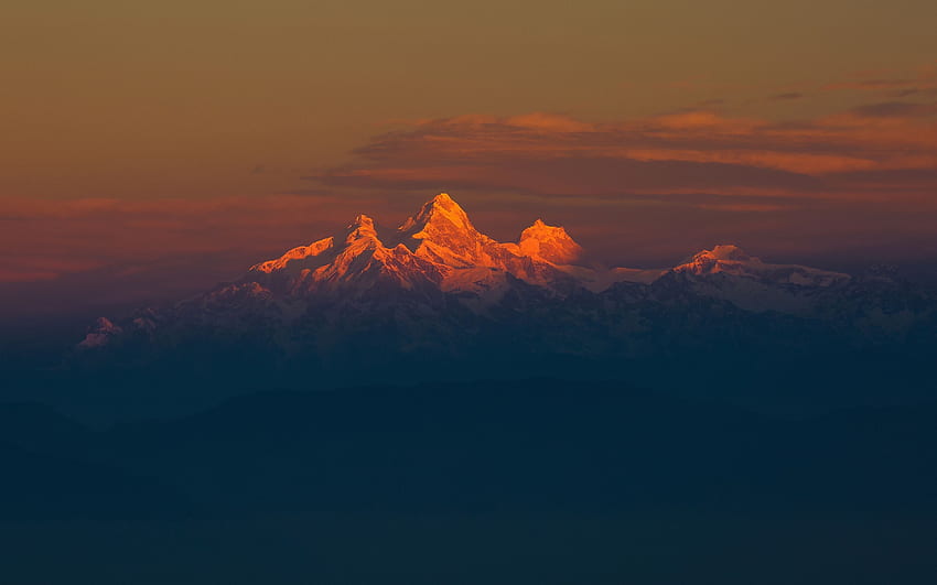 Latar Belakang Pegunungan Himalaya Orange Sunset Kabut Salju Wallpaper HD