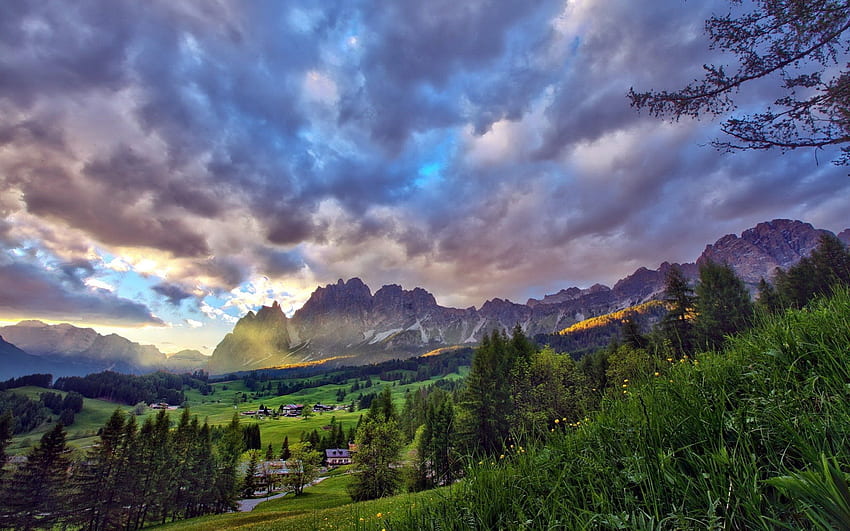 espectacular prado alpino r, nubes, prado, r, montañas, bosque, pueblo fondo de pantalla