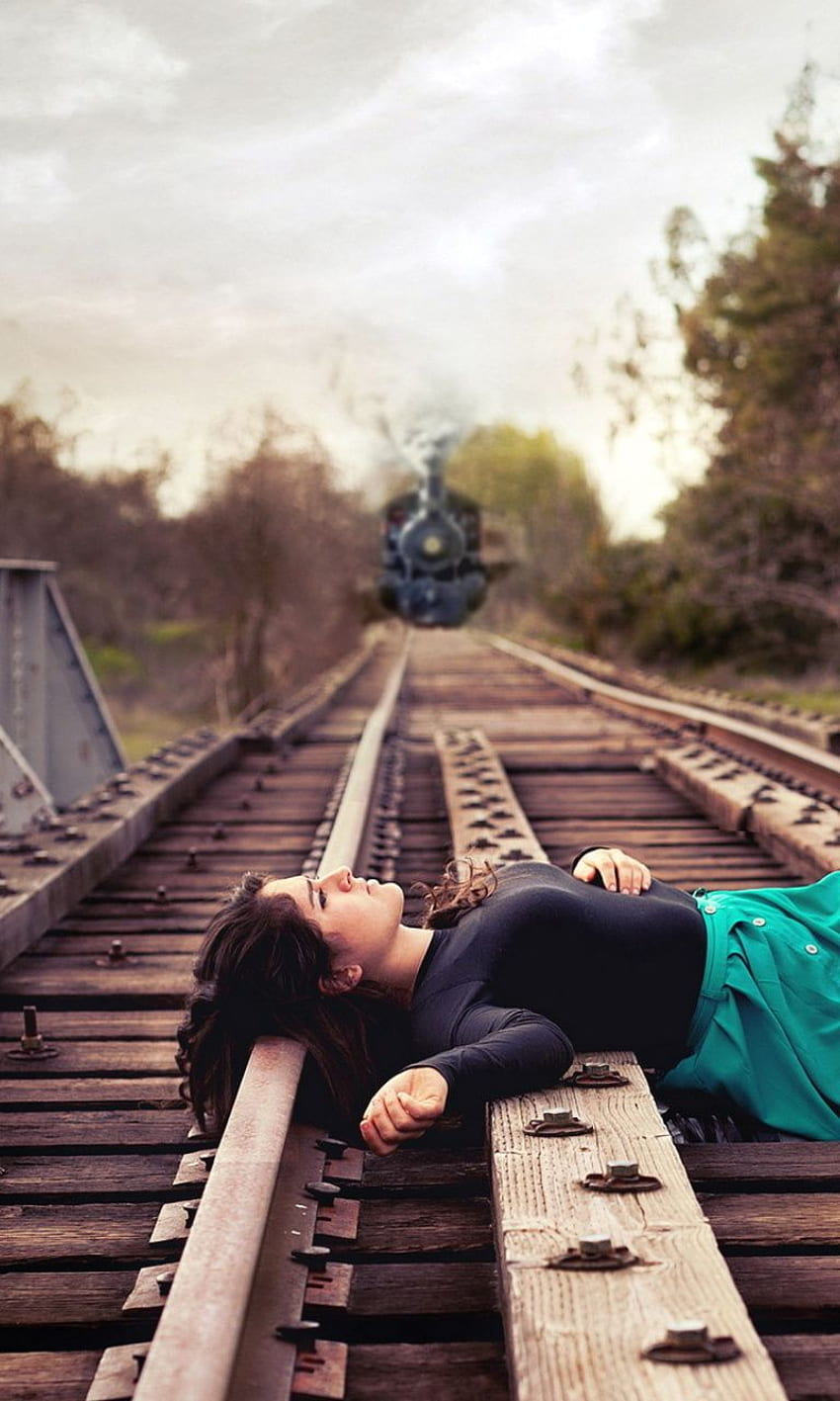 Chica en las vías del tren - y antecedentes fondo de pantalla del teléfono