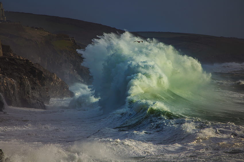 Grande, olas del mar, costa, salpicaduras. fondo de pantalla