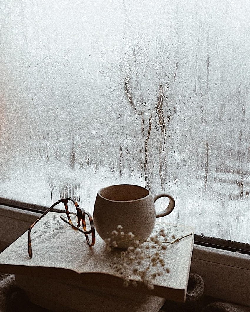 Come le fiabe: “Di: Dominika Brudny. Domsli22 ”. Estetica della giornata di pioggia, caffè e libri, inverno, accogliente giornata di pioggia Sfondo del telefono HD
