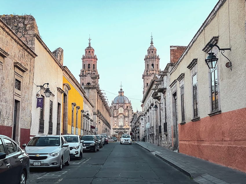 Dlaczego Morelia, Michoacan jest najpopularniejszym celem podróży w Meksyku. Imprezujący podróżnik Tapeta HD