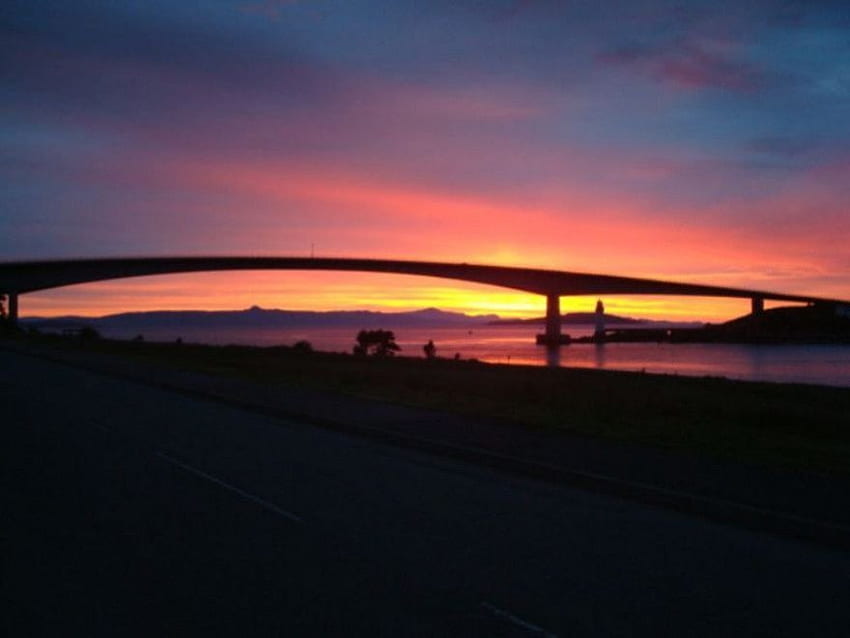 夕暮れ時のスカイ橋 (2008 年 6 月)、橋、スカイ島、スコットランド、日没 高画質の壁紙