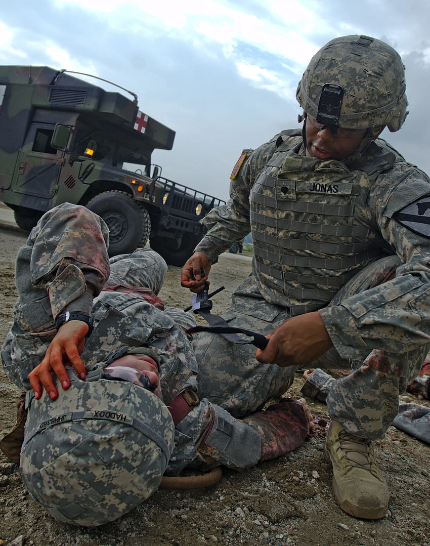 コンバットメディックは戦いながら訓練します。 記事。 アメリカ陸軍、軍医 HD電話の壁紙