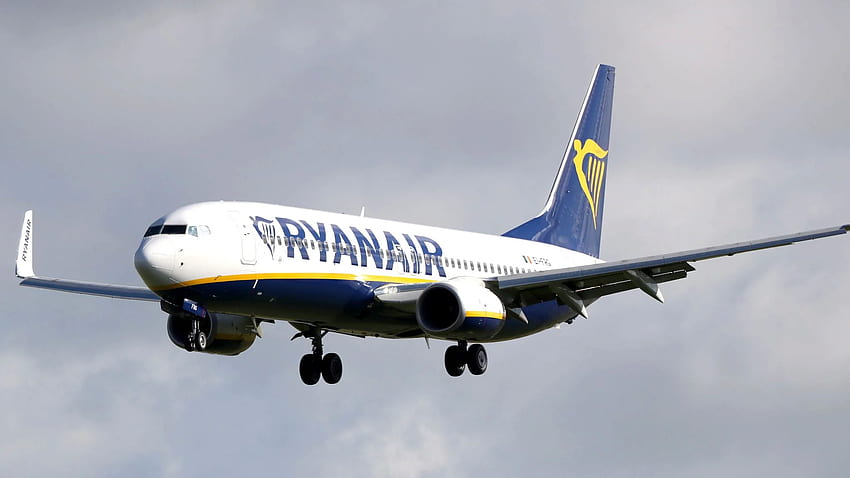 Ryanair отново съкращава капацитета си след „лошо управление на политиките на правителството за пътуване срещу COVID“. Бизнес новини HD тапет