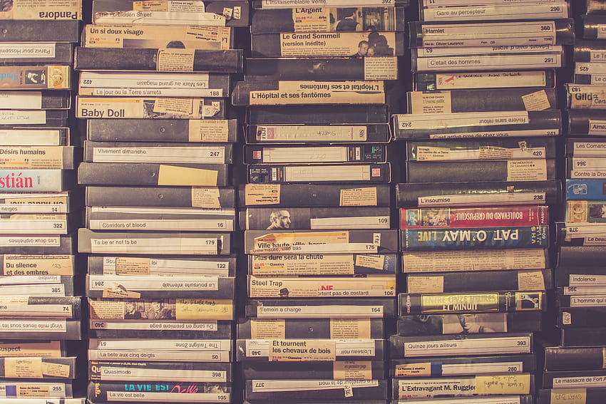 VHS テープのロット、各種タイトル ケース、ビデオ、ビンテージ、フィルムのスタック。 VHS テープ、VHS テープ、巻き戻し、VHS カセット 高画質の壁紙