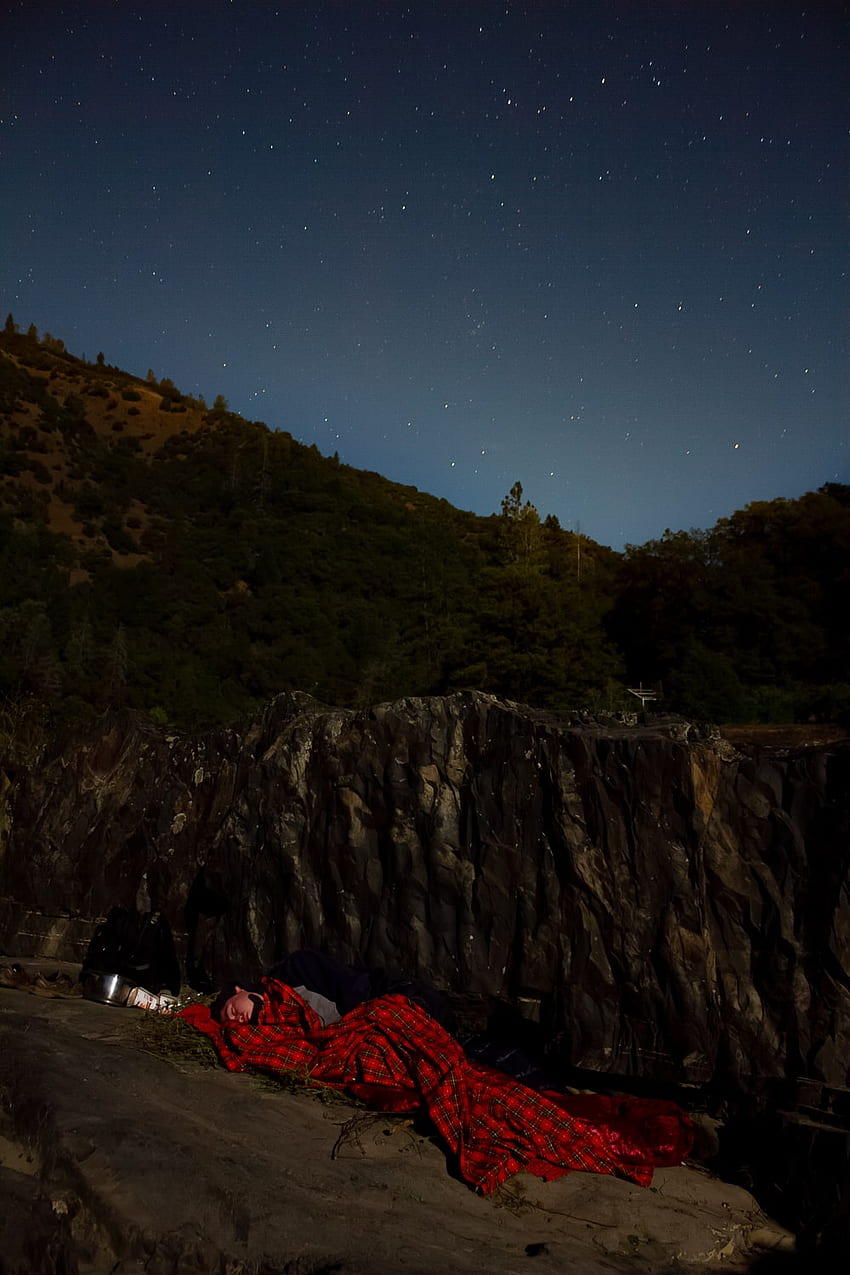 昼間の灰色の岩山に赤いテキスタイル – カリフォルニア、居心地の良い夜 HD電話の壁紙
