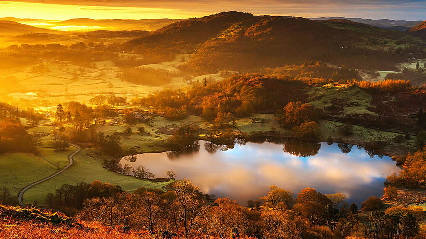Lake Latrigg Tarn, Lake District, Англия, хълмове, сутрин, пейзаж, дървета, небе, гора, изгрев, цветове, мъгла, облаци HD тапет