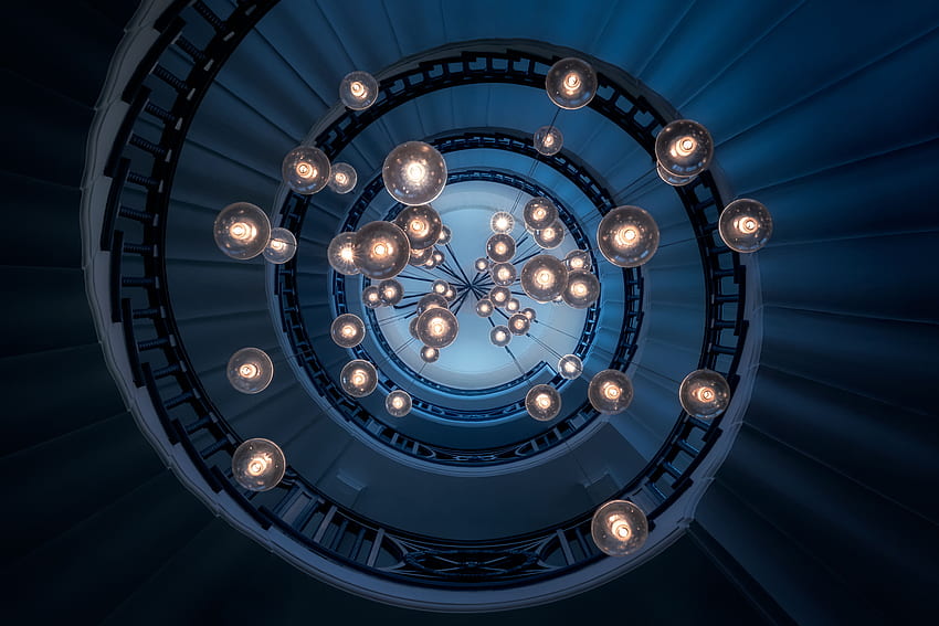 Spiralne schody, kroki, spojrzenie w górę, wzór, światła, wnętrze, niebieski, wykres Tapeta HD