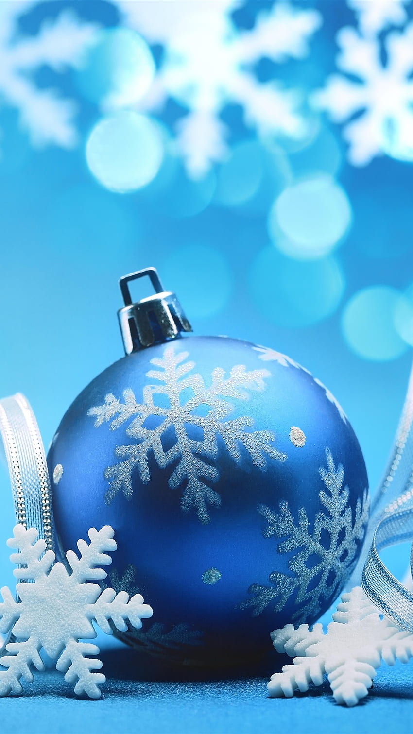 Đồ trang trí Giáng sinh xanh: Giáng sinh có thể không chỉ là màu đỏ truyền thống nữa. Sắc xanh mát mắt chắc chắn sẽ mang lại cho người xem cảm giác thật sảng khoái. Hãy cùng chiêm ngưỡng những chiếc vòng tròn cây thông, các hình ảnh tuyết rơi, và những món đồ trang trí Giáng sinh xanh lấp lánh trên những tấm hình thật đẹp nhé!