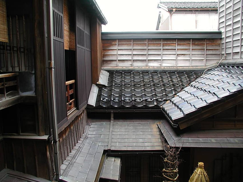 Traditional style Japanese tile roof overlooking the inner g HD wallpaper