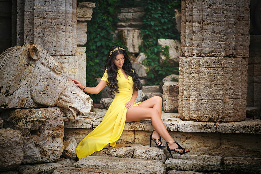 Modelka w żółtej sukience, modelka, sukienka, szpilki, brunetka Tapeta HD