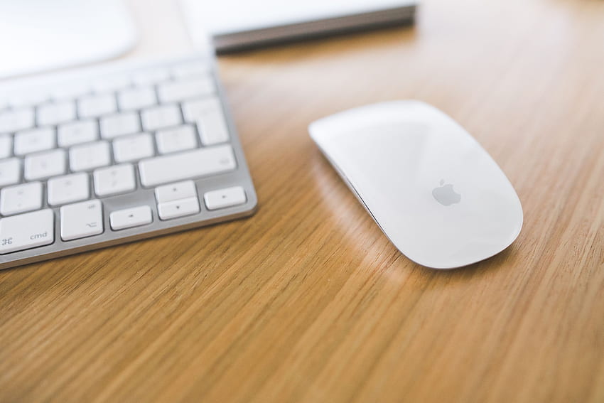 Mouse dan keyboard Apple putih di atas meja kayu · Stok Wallpaper HD