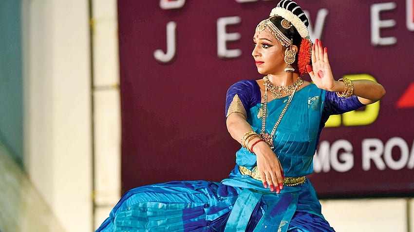 Kuchipudi Lakshmi Menon zachwyca publiczność. Rozrywka — filmy Times of India Tapeta HD