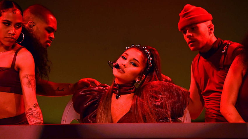 Ariana Grande teilt ein Update zur psychischen Gesundheit nach einem tränenreichen Konzertauftritt, Ariana Grande Sweetener World Tour HD-Hintergrundbild