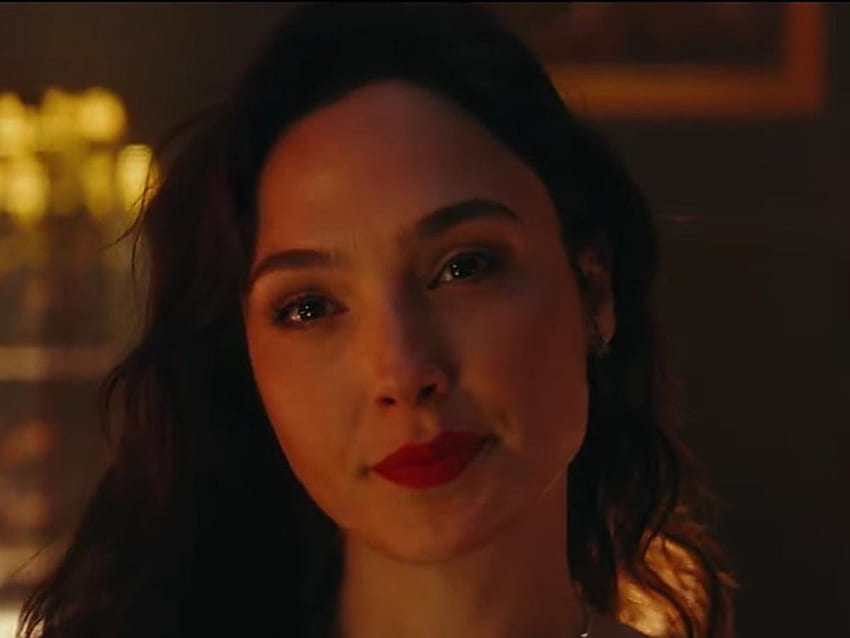 Red Notice Trailer: Gal Gadot powerfully takes down Ryan Reynolds & Dwayne Johnson in the action packed promo HD wallpaper