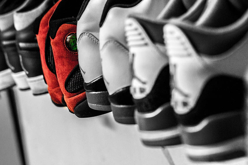 / czarno-białe sneakersy air jordan siedzą po obu stronach czerwonych sneakersów air jordan, kolekcja jordan, buty jordan Tapeta HD