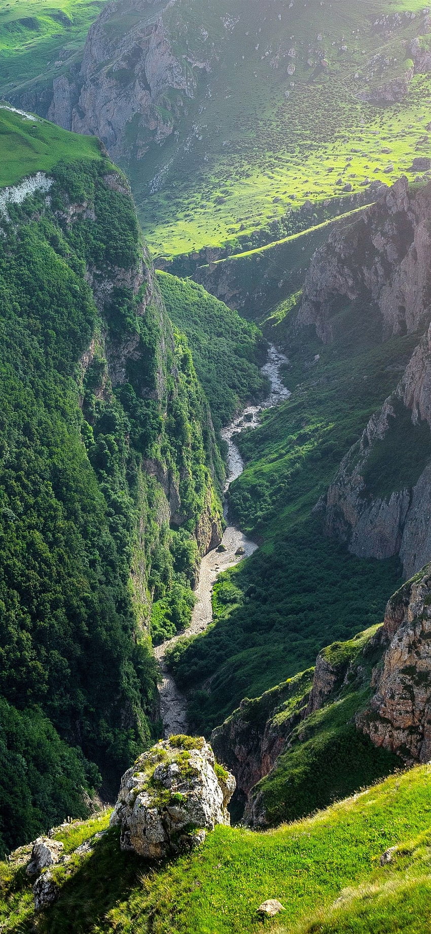 Azerbaiyán, Cañón, Montañas, Río, Verde IPhone 11 Pro XS X fondo de pantalla del teléfono