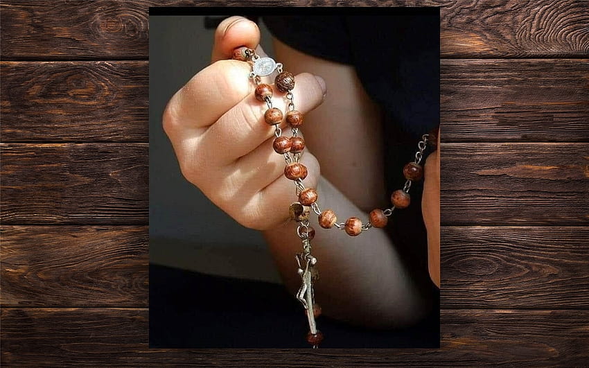 Rosario in preghiera, rosario, mano, croce, perline Sfondo HD