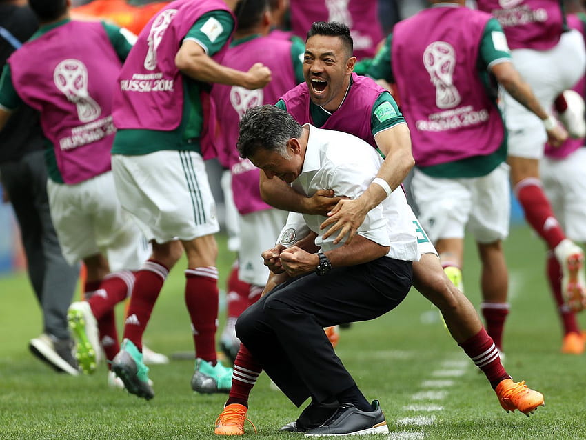 El gol de Hirving Lozano deja al entrenador de México tan abrumado que tuvo que sentarse, Chucky Lozano fondo de pantalla