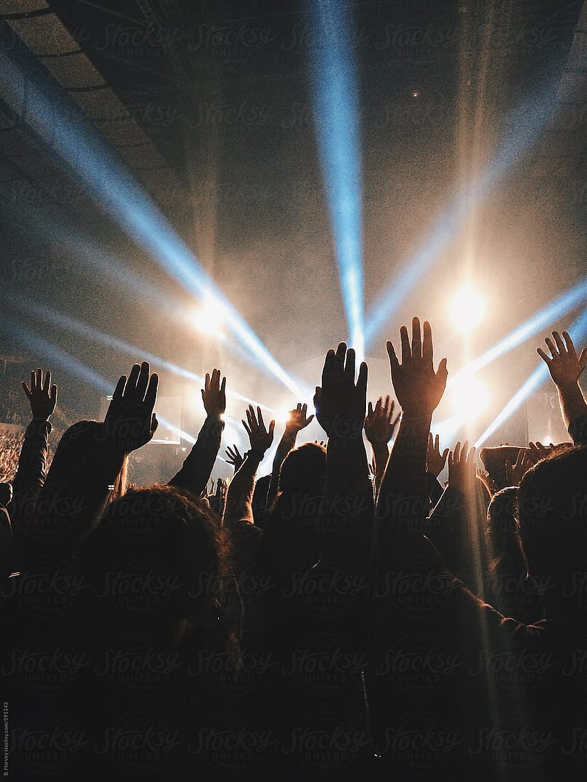 Stocksy United の B. Harvey によるライブ コンサートで挙手。 礼拝の背景、礼拝、キリスト教の HD電話の壁紙