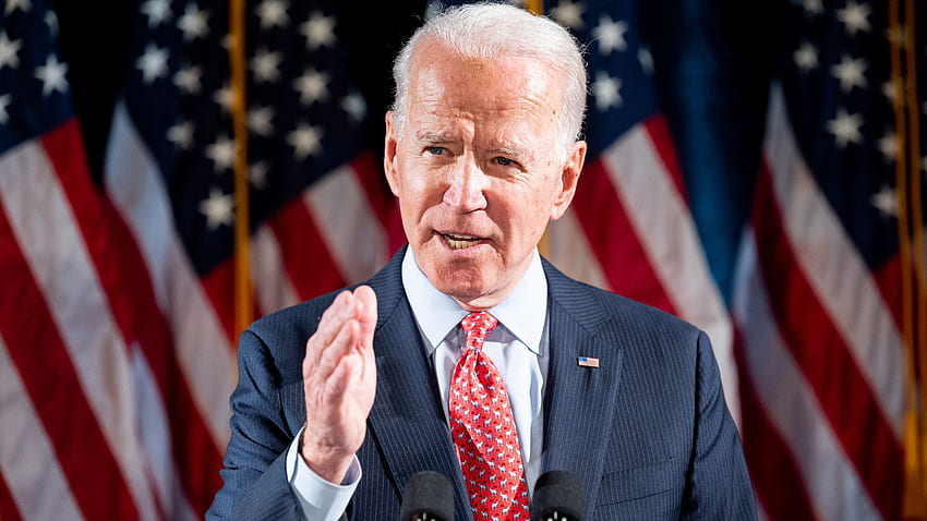 Presiden Joe Biden Dengan Mantel Biru Di Latar Belakang Bendera AS Joe Biden, Joe Biden 2020 Wallpaper HD