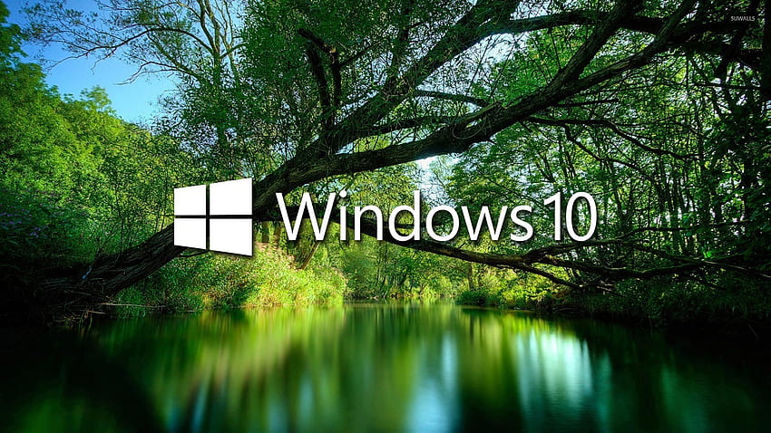 Windows 10 Over A Green Lake 白いテキスト ロゴ - Windows 10、緑のロゴ 高画質の壁紙