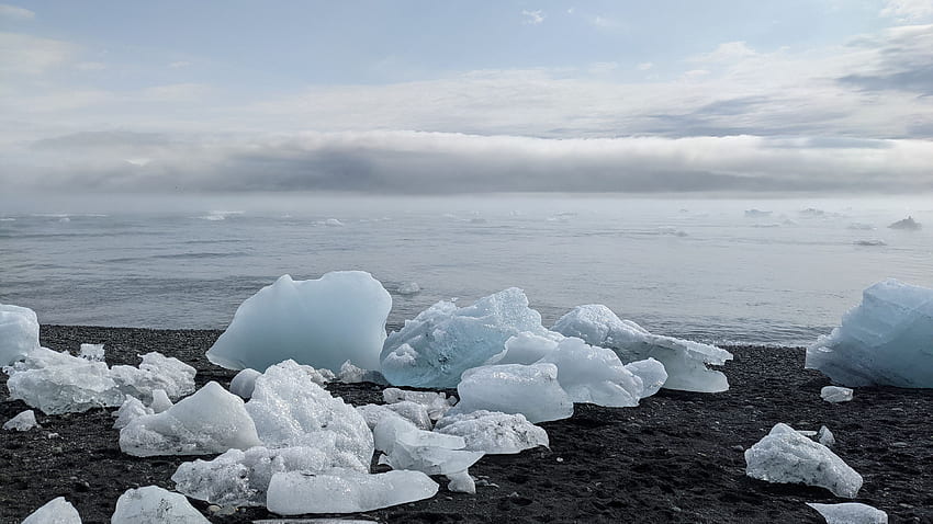 Gefrorene Küste Eis Meer schwarzer Sand unter weißen Wolken blauer Himmel Natur HD-Hintergrundbild