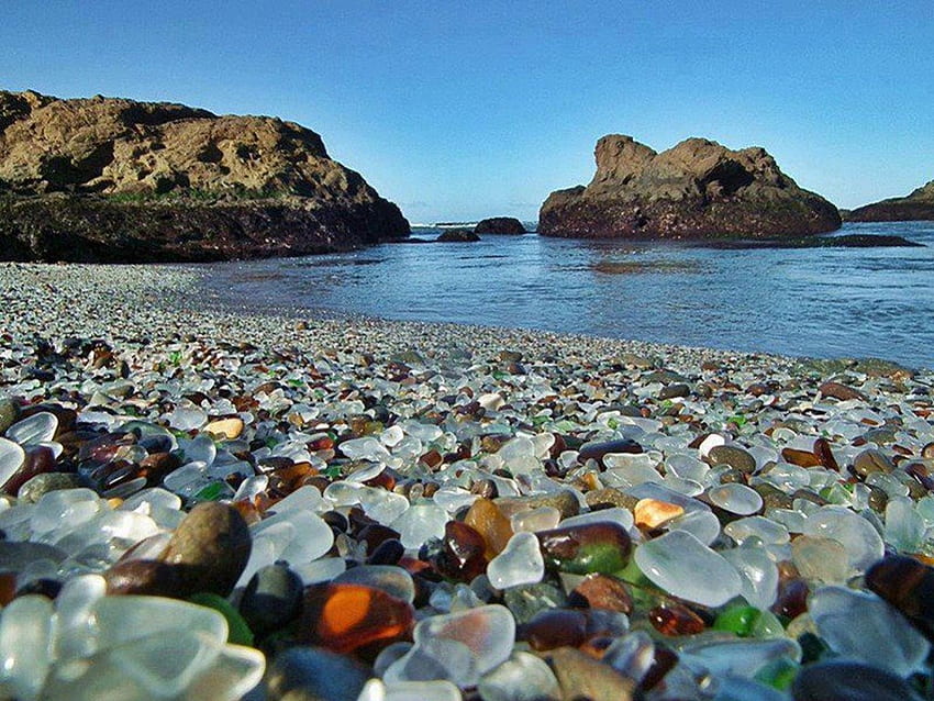 Vista al mar, mar, cielo azul, vista, naturaleza, piedras de colores en la playa, rocas fondo de pantalla