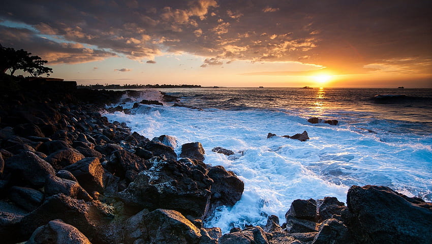 nierówne wybrzeże na hawajach o zachodzie słońca, morze, skaliste, wybrzeże, chmury, zachód słońca Tapeta HD