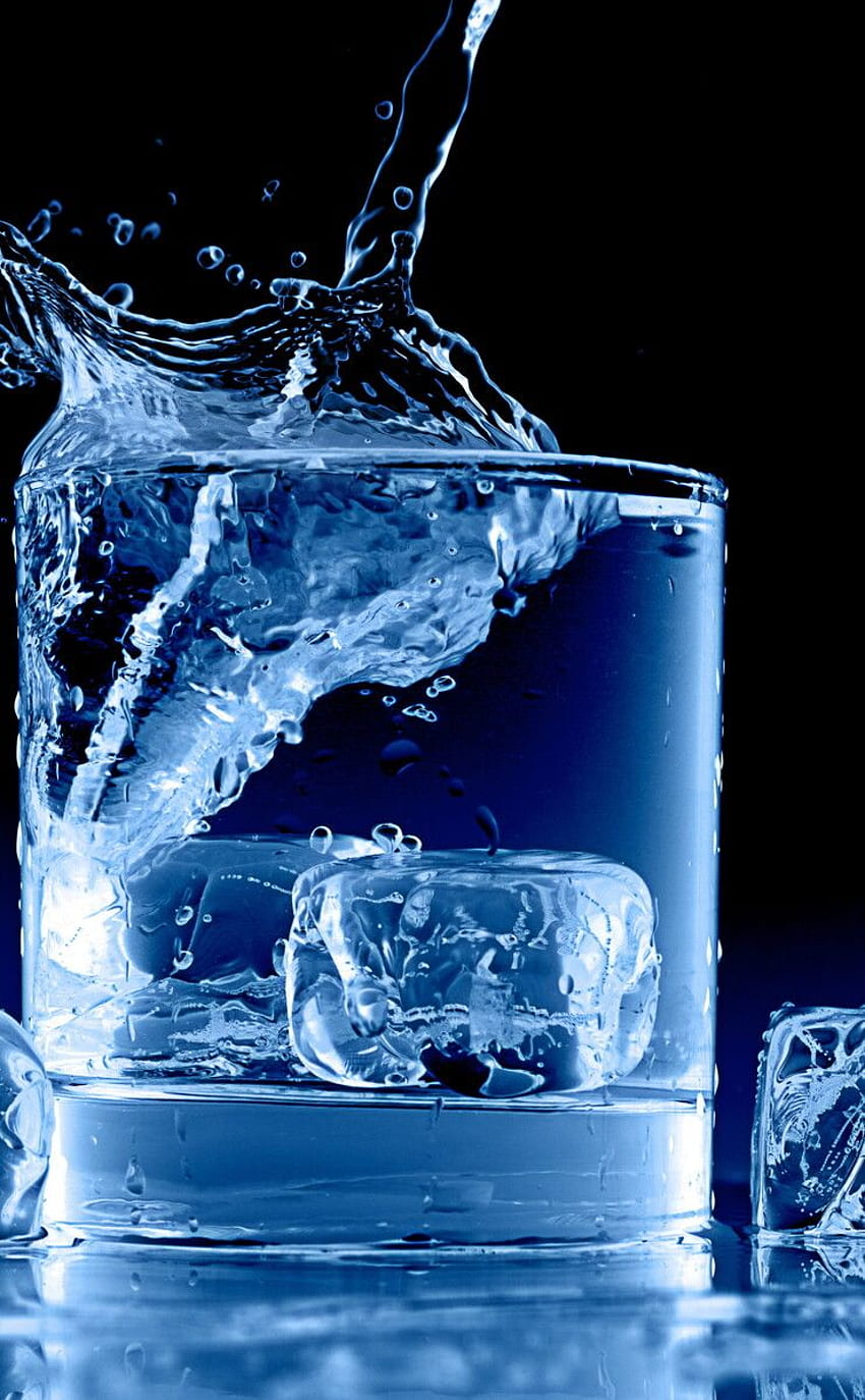 Água em um copo cheio de cubos de gelo Papel de parede de celular HD