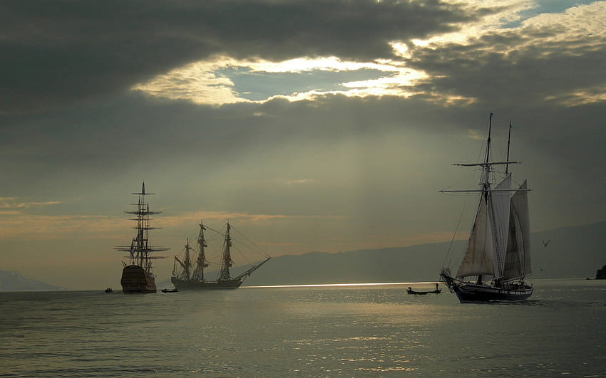 vecchie navi a vela sotto raggi di sole celesti, nuvole, baia, raggi di sole, navi a vela Sfondo HD