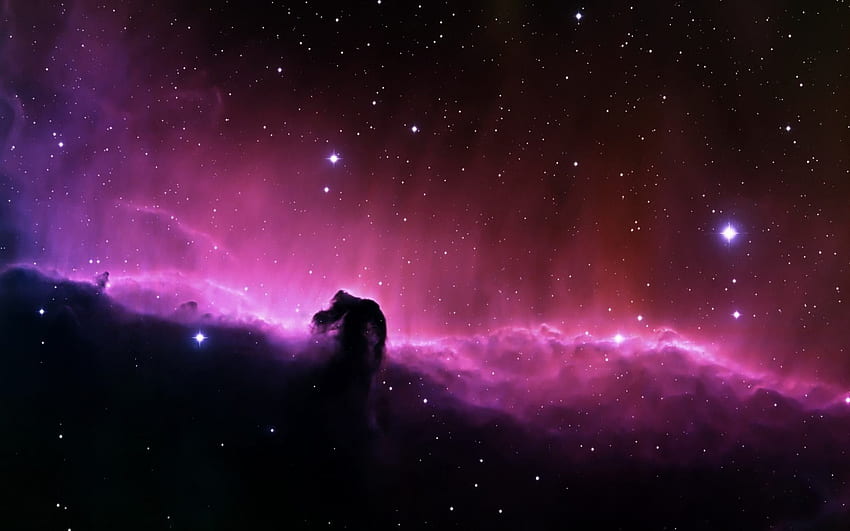 깊은 우주 배경에서 보라색과 어두운 구름 HD 월페이퍼