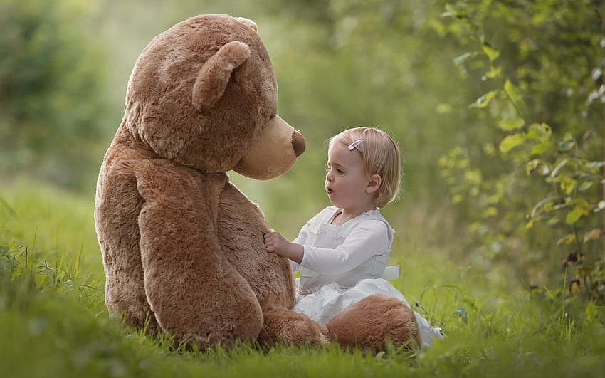niña y oso de peluche, juguete, lindo, niña, copil, pequeño, oso de peluche, verde, gigante, niño fondo de pantalla