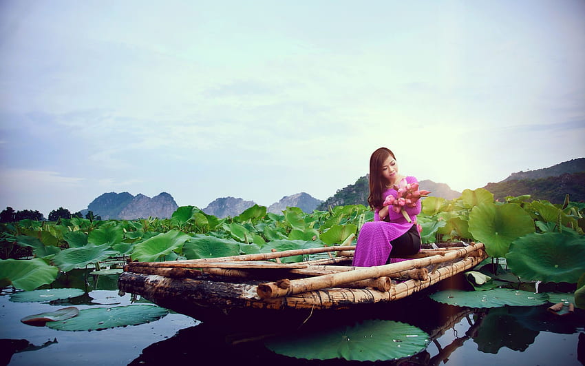 Китайско момиче, лилава рокля, лодка, лотос, езеро HD тапет