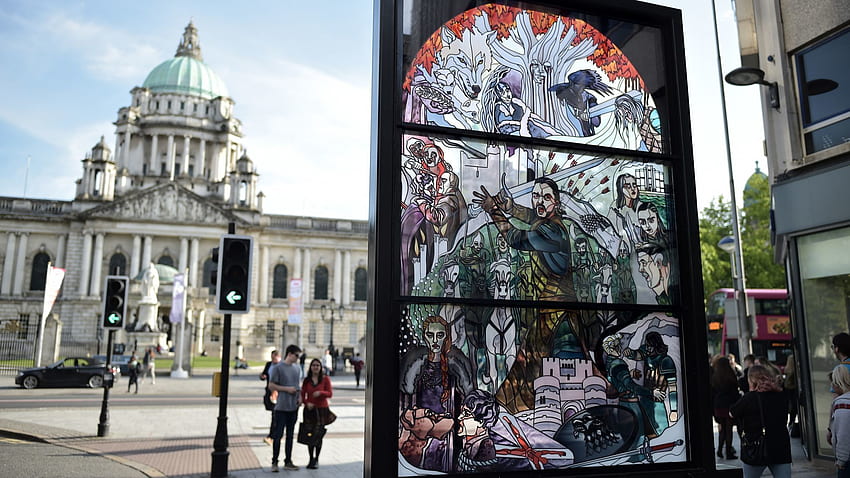 Художествена инсталация от стъклопис, изяваща сцени от - Белфаст HD тапет
